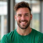 Portrét Tomáše Svobody, odborníka na fitness, s městským pozadím.